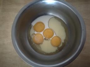 蛋黄内加入玉米油、牛奶充分乳化均匀。