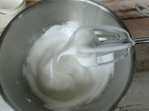 蛋白内加入几滴柠檬汁，电动打蛋器打发至湿性发泡，提起打蛋器呈大弯勾状态。