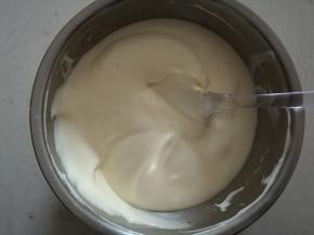 倒回蛋白盆，同样翻拌手法混合均匀。