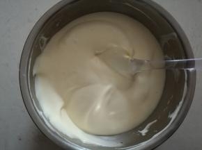 倒回蛋白盆，同样翻拌手法混合均匀。