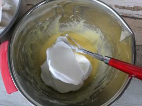 取三分之一蛋白到蛋黄内，混合翻拌均匀（注意蛋白不要消泡）。