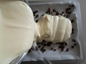 倒入铺了提子的烤箱盘中。