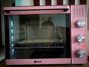 送入东菱DL—K33D粉嫩烤箱，上下火170度烘烤18分钟即可。