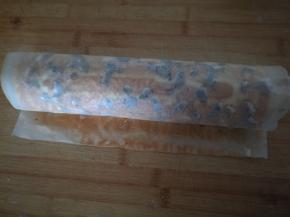 借助油纸卷起，放进冰箱定形。切开就可以吃了。