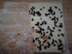 翻过来撕开油纸，直接用撕下的盖在蛋糕上。