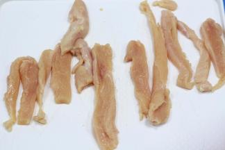 将鸡胸肉洗净，抹干水分，切成条状