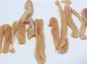 将鸡胸肉洗净，抹干水分，切成条状