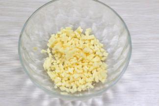 准备好芝士碎，没有芝士碎用芝士片切碎也可以，但是必须条件切/剪得越细越好；