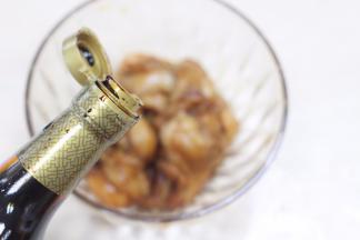 将切好的鸡柳放入1匙烧烤汁捞拌均匀，腌制20分钟左右；