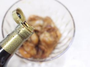 将切好的鸡柳放入1匙烧烤汁捞拌均匀，腌制20分钟左右；