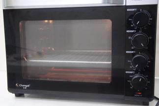 这时候我们可以先预热烤箱啰！烤箱上下火180度，预热10分钟，或者调长一点的时间也可以！