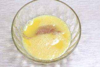 将腌制好的鸡柳先放入蛋液中，裹上一圈，让蛋液均匀裹上鸡柳；