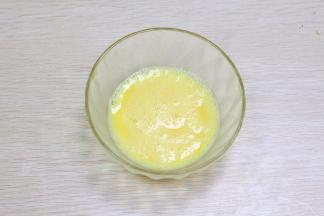 鸡蛋打散均匀备用