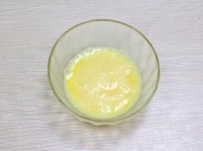 鸡蛋打散均匀备用