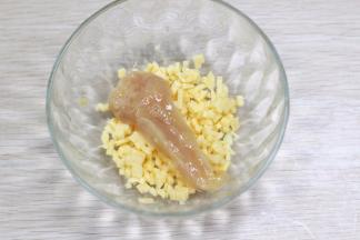 再把沾满蛋液的鸡柳裹上芝士碎；