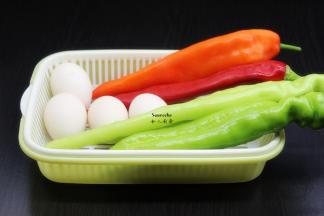 准备食材：土鸡蛋、红辣椒、青辣椒、香葱等食材；