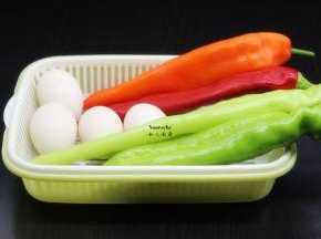 准备食材：土鸡蛋、红辣椒、青辣椒、香葱等食材；
