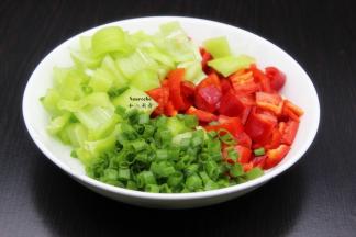 红辣椒、青辣椒分别洗净，去籽，切块，香葱洗净切好