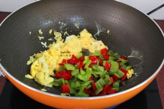 把炒的辣椒加入翻炒；