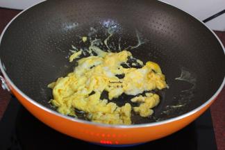 鸡蛋打散，倒入锅中翻炒，不要让鸡蛋粘块；