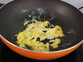 鸡蛋打散，倒入锅中翻炒，不要让鸡蛋粘块；