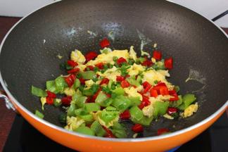 放盐、香葱，炒均即可。