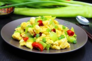 开胃的家常菜，彩椒炒蛋