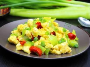 开胃的家常菜，彩椒炒蛋