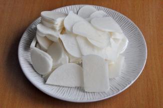 地瓜可用手直接剥皮的，而且剥光整个地瓜的皮很容易，剥皮后切薄片。