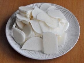 地瓜可用手直接剥皮的，而且剥光整个地瓜的皮很容易，剥皮后切薄片。