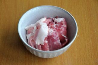 猪肉也切片，有肥有瘦最好。