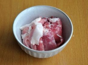 猪肉也切片，有肥有瘦最好。