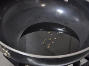 锅中烧油至7成热，倒入花椒。