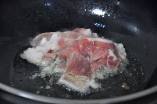 倒入肉片，翻炒几下。