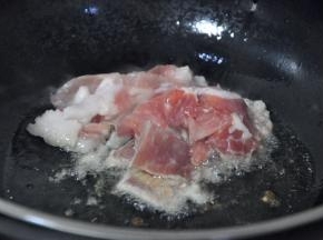 倒入肉片，翻炒几下。