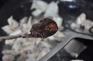 倒入豆瓣酱，翻炒均匀。