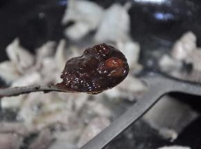 倒入豆瓣酱，翻炒均匀。