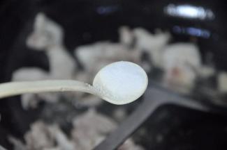 倒入一小勺盐。