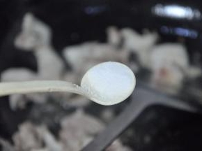 倒入一小勺盐。