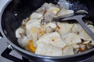 加少量的水，不断地翻炒，直至水收干，起锅。