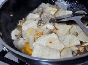 加少量的水，不断地翻炒，直至水收干，起锅。