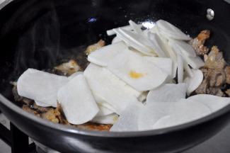 倒入地瓜片，翻炒均匀。