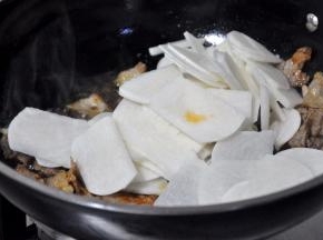 倒入地瓜片，翻炒均匀。