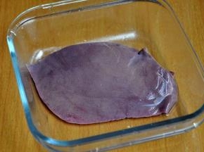 选择一块好的猪肝。