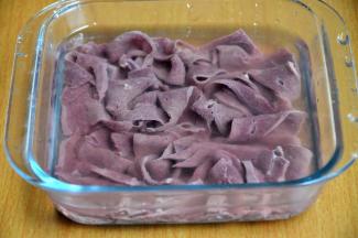 猪肝洗净后切成厚薄均片，在水中反复冲洗，放淡盐水中浸泡半小时。