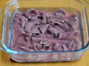 猪肝洗净后切成厚薄均片，在水中反复冲洗，放淡盐水中浸泡半小时。