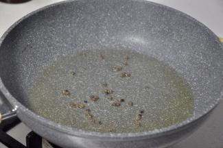 锅中烧油至7成热，倒入花椒，油量比平时炒菜多一些。