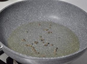 锅中烧油至7成热，倒入花椒，油量比平时炒菜多一些。