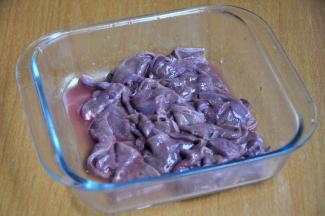 猪肝捞出，倒一点料酒和淀粉，拌匀，然后控干水份。