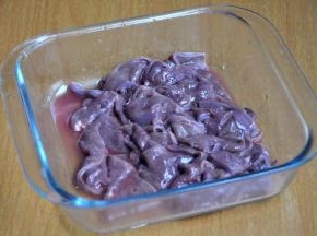 猪肝捞出，倒一点料酒和淀粉，拌匀，然后控干水份。